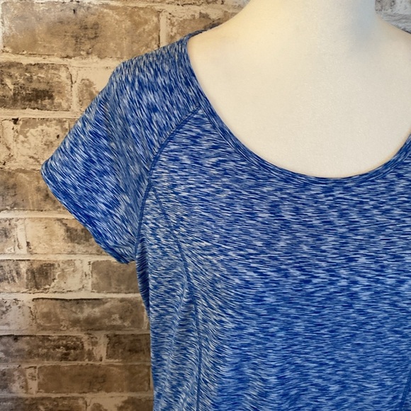 Calvin Klein Performance tee. Size L. Quick dry. Blue. Peekaboo back. - Picture 3 of 13